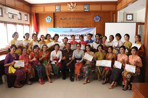 Pelatihan Tata Rias untuk Ibu Rumah Tangga (IRT)